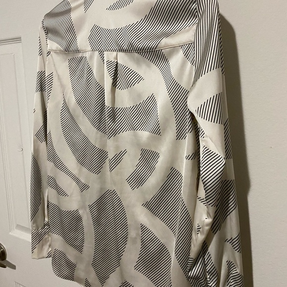 Set of two Button-Up Shirt H and  M, and Worth - Picture 9 of 16